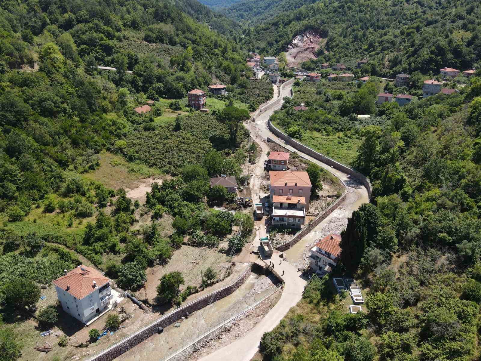 kastamonu-da-selden-etkilenen-koylerde-yaralar-sariliyor