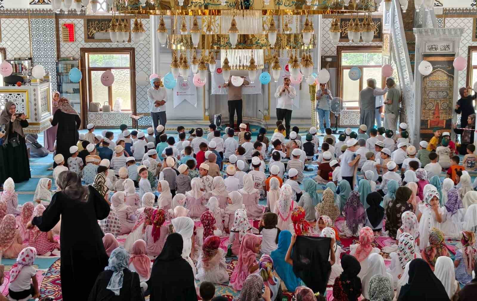 kahta-da-minikler-ilk-seccadeleriyle-namaza-durdu