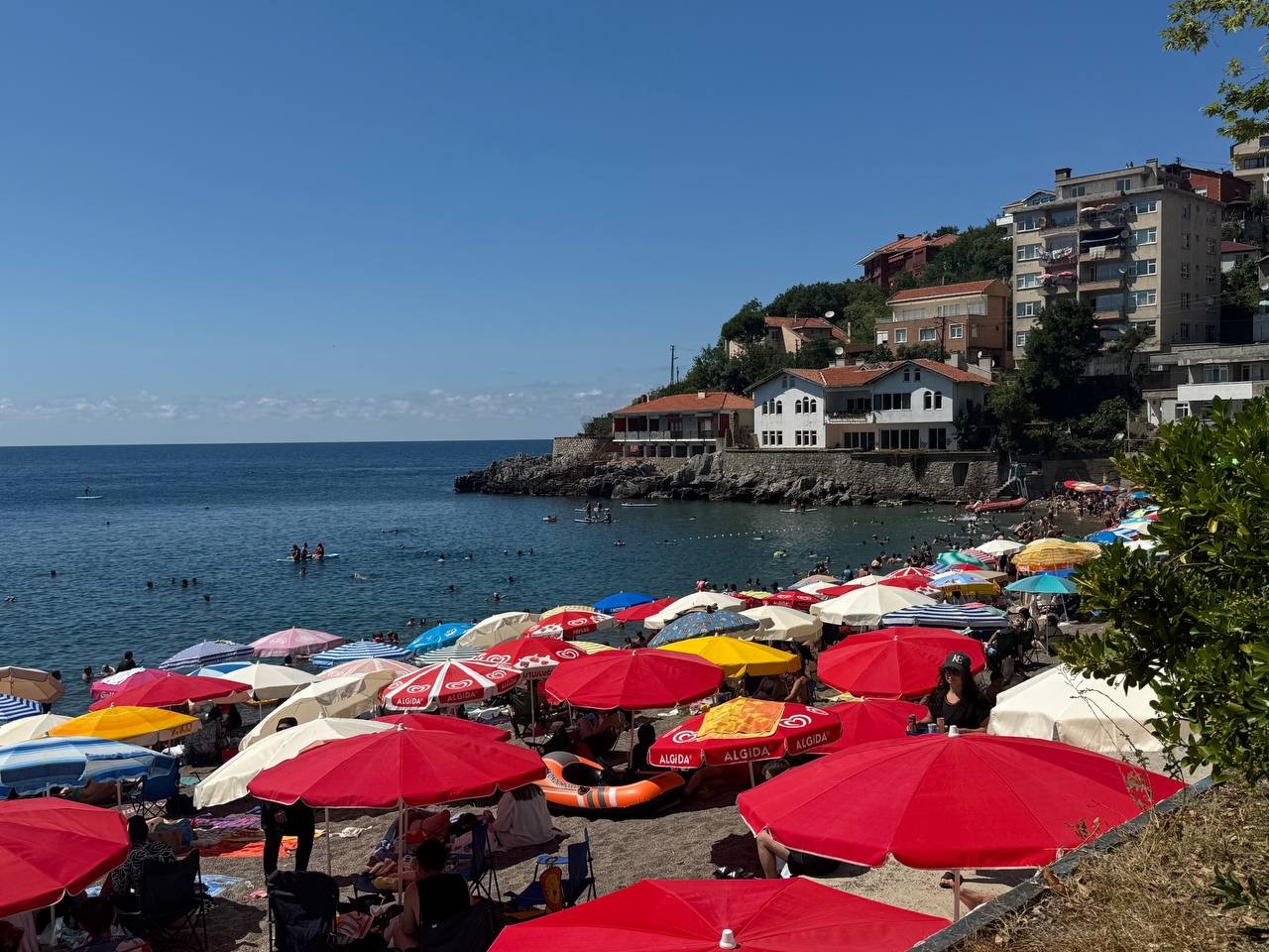 zonguldak-ta-sicak-hava-bunaltti-vatandaslar-plaja-akin-etti