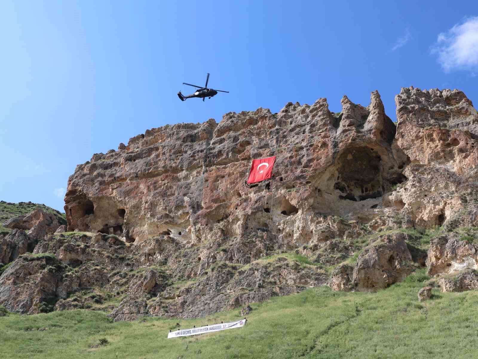 erzurum-da-terorsuz-turkiye-vizyou-karayazi-kirk-pencereler-de-gencler-yurudu-celik-kanatlar-nefes-kesti