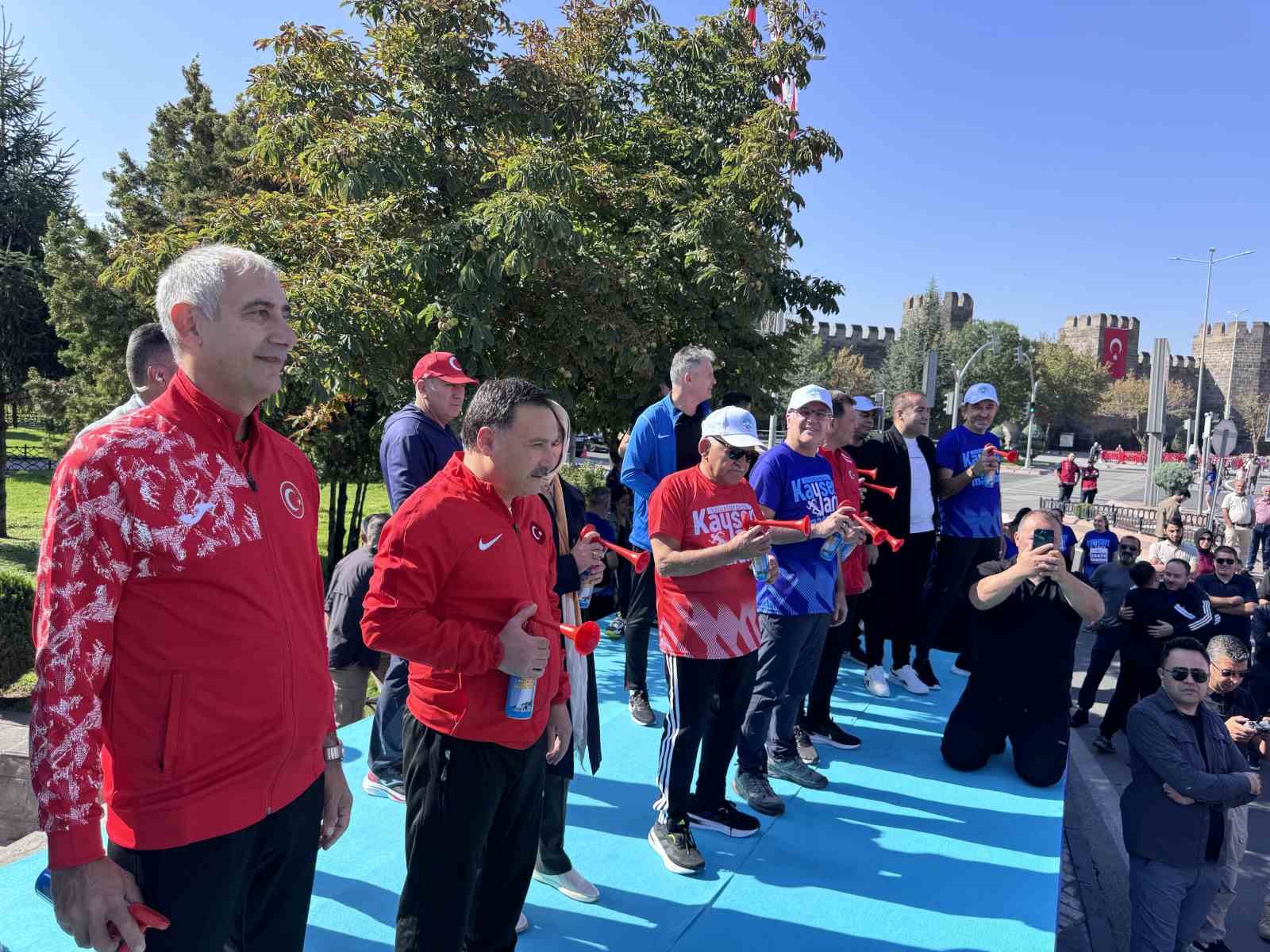 kayseri-6-yari-maraton-da-halk-kosusu-protokolun-starti-ile-basladi