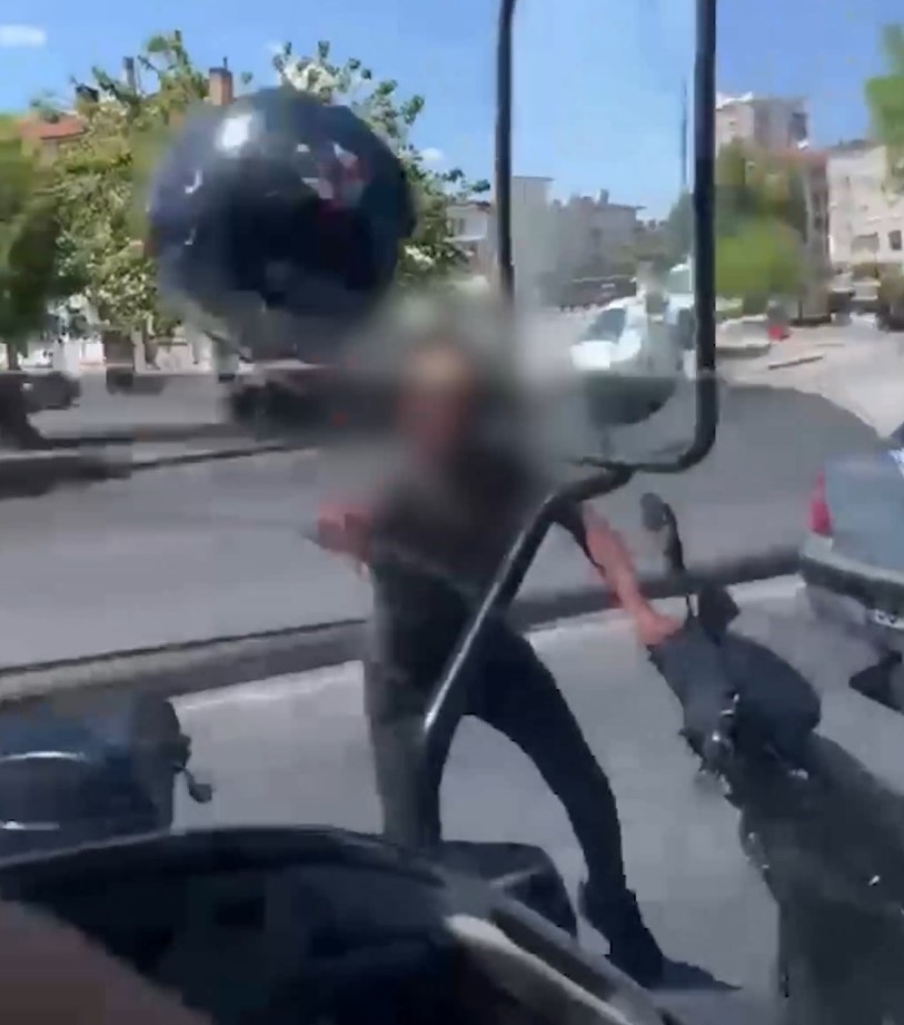 tartistigi-surucuye-kaskini-firlatan-motosikletliye-405-bin-tl-ceza