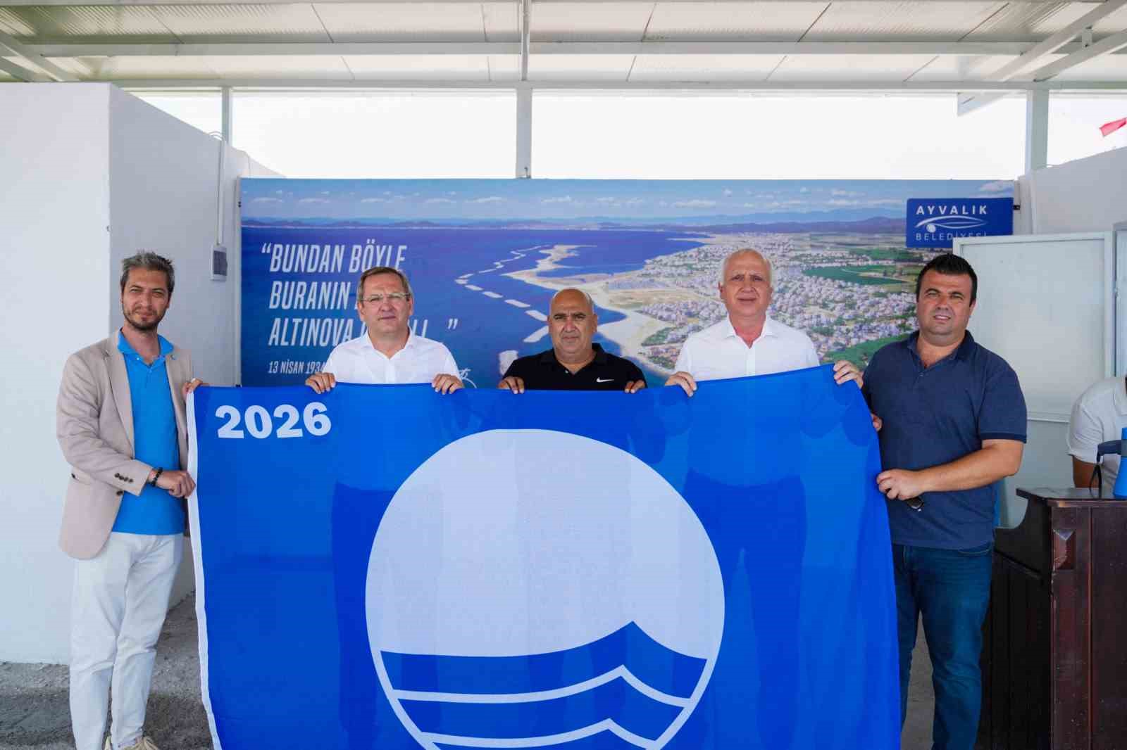 ayvalik-belediyesi-plajlarinda-mavi-bayraklar-gondere-cekildi