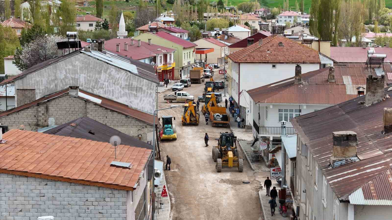 buyuksehir-den-sariz-daki-1-3-kilometrelik-ana-arterde-yol-yapim-ve-sicak-asfalt-calismasi