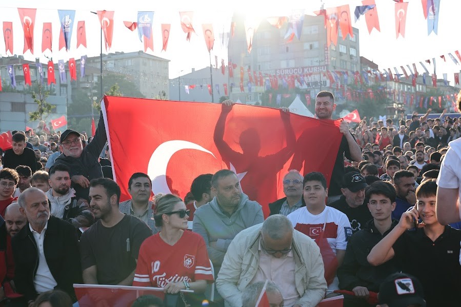 milli-mac-heyecani-bagcilar-meydani-nda-yasandi