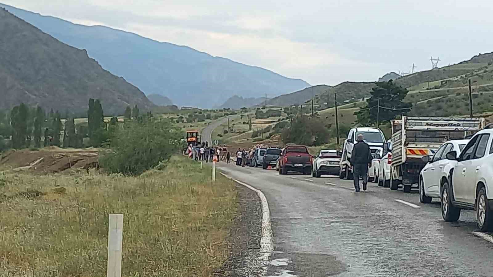 oltu-da-saganak-yagis-sele-neden-oldu