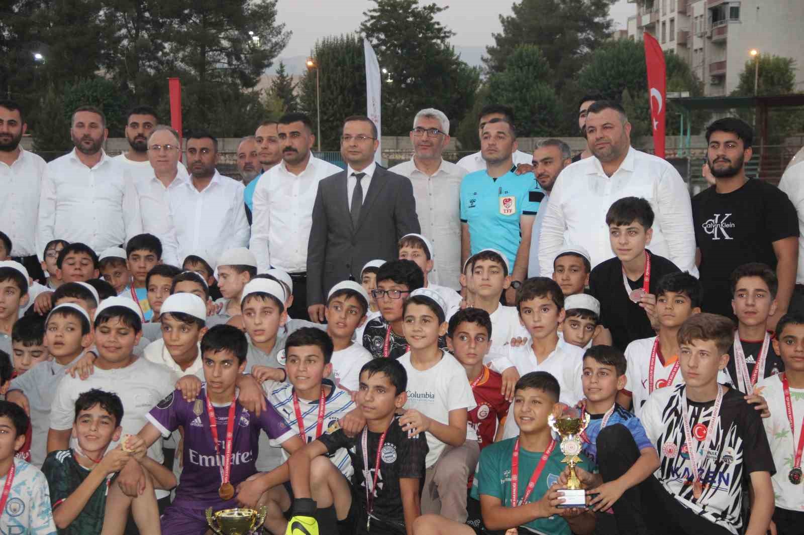 cizre-de-yaz-kur-an-kurslari-futbol-turnuvasi-heyecani-sona-erdi