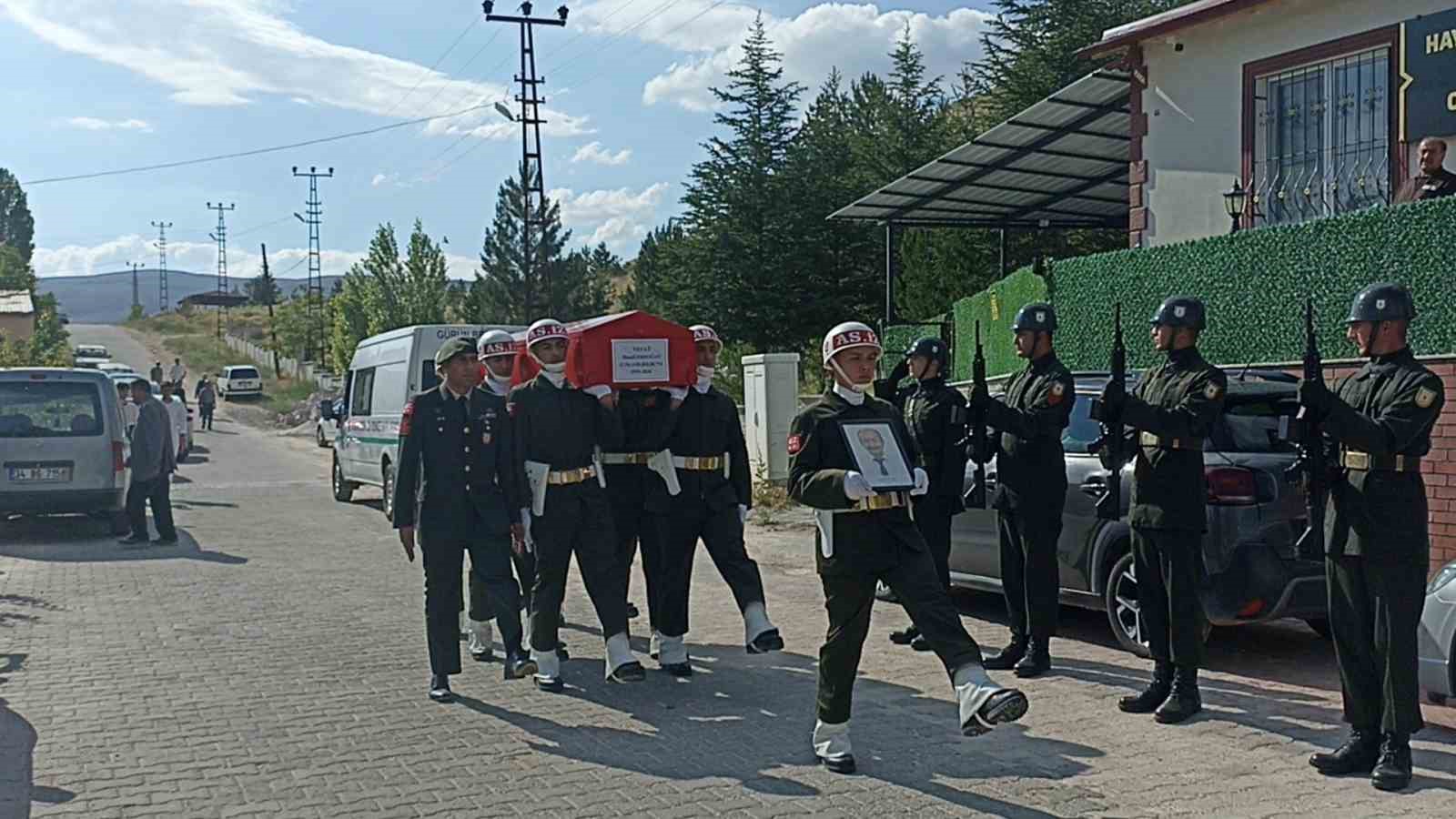 kalp-krizi-sonucu-hayatini-kaybeden-emekli-asker-son-yolculuguna-ugurlandi