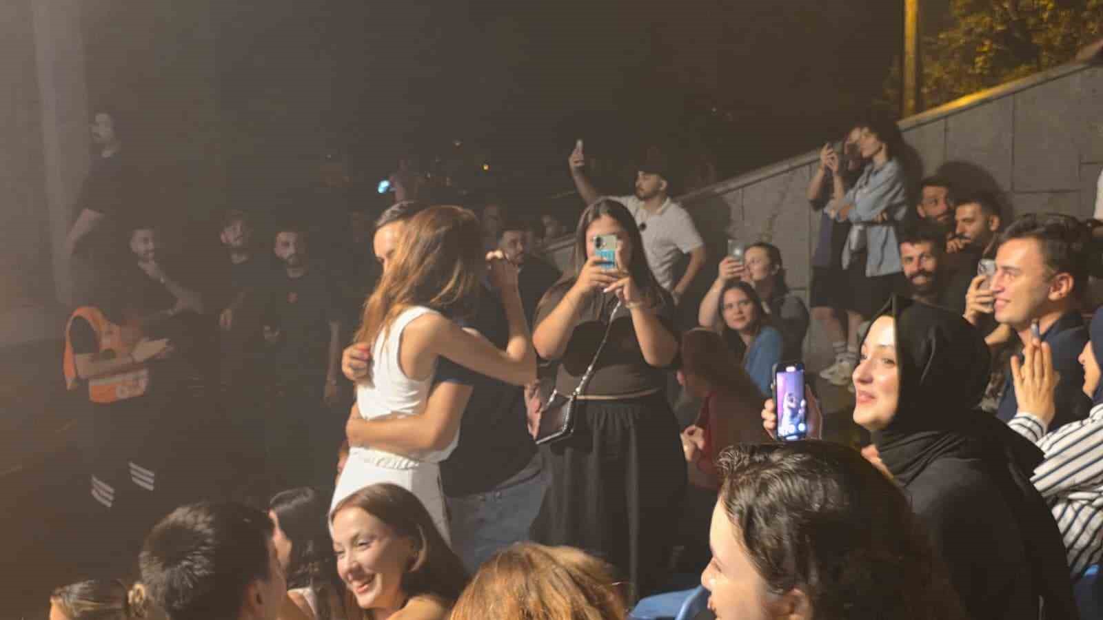 gokhan-turkmen-konserinde-9-evlilik-teklifi