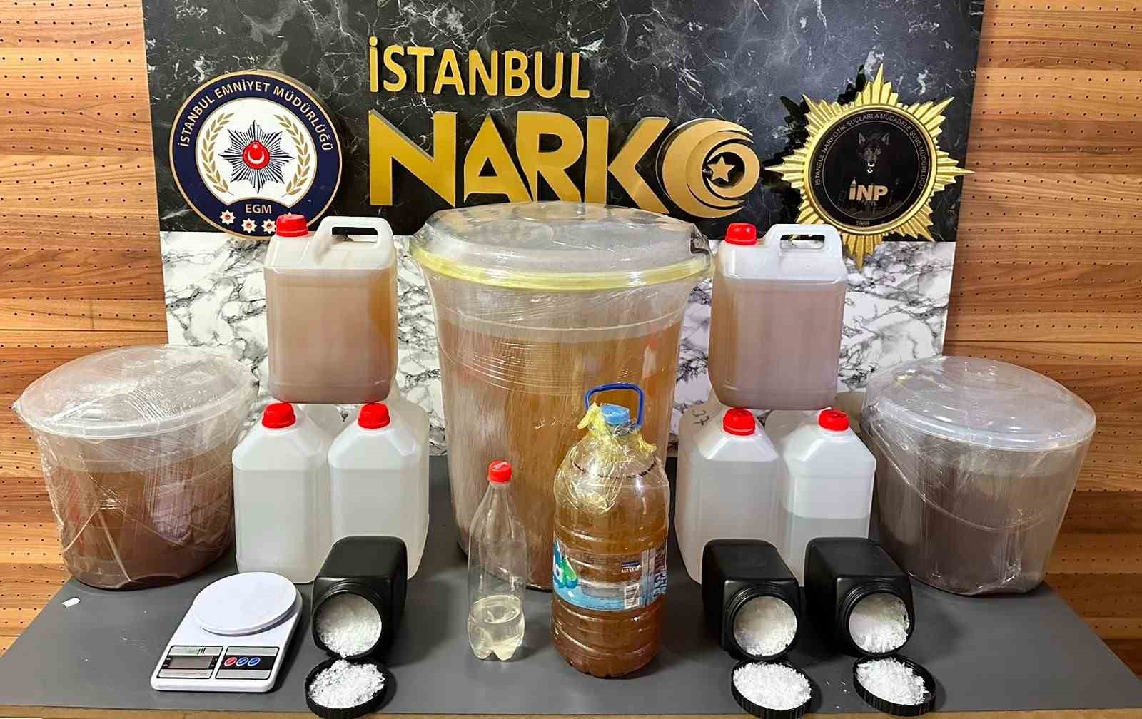 istanbul-da-otoyolda-nefes-kesen-takip-minibuse-uyusturucu-baskini