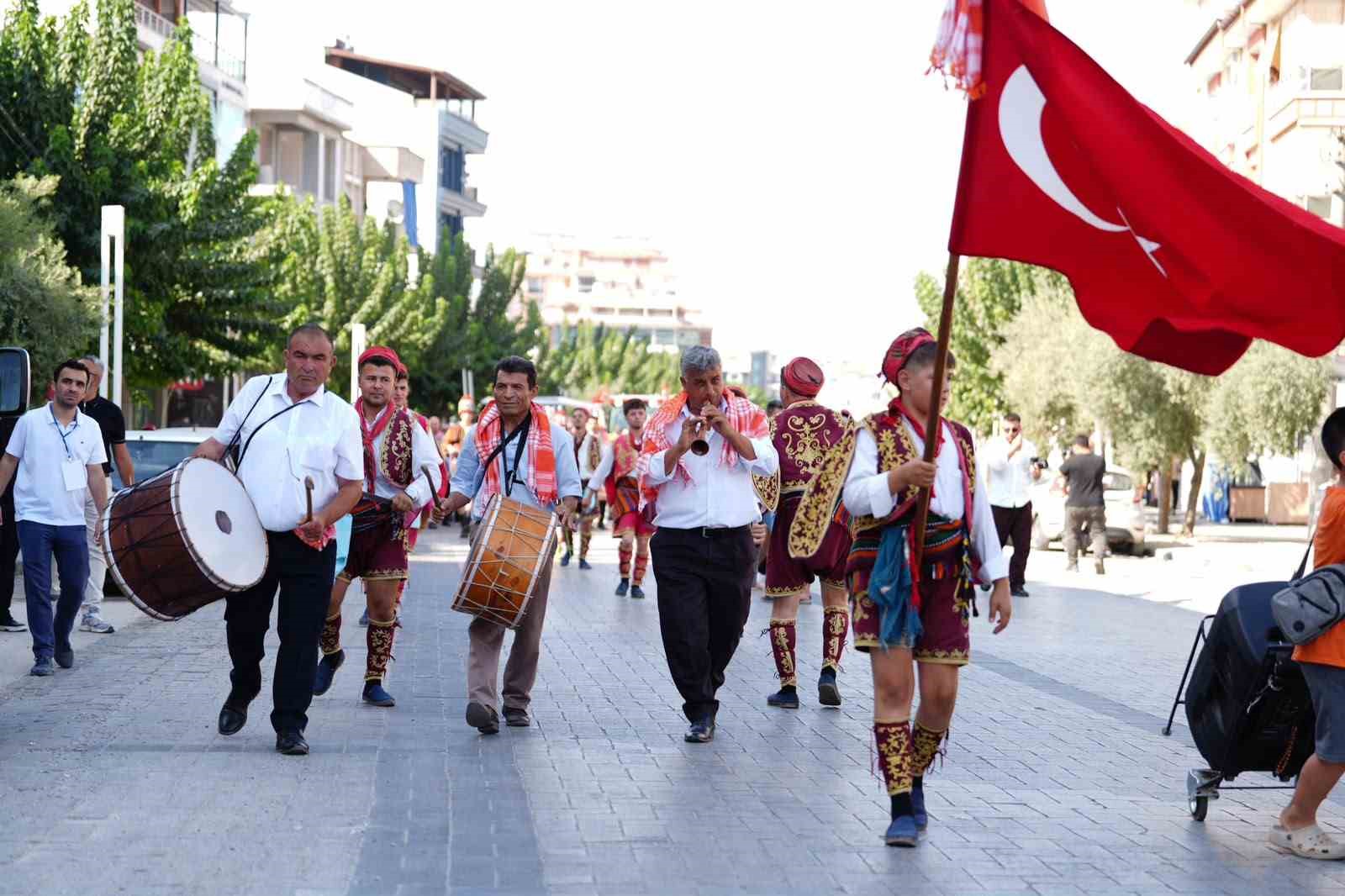 salihli-de-yasayan-selendililer-keskek-ve-cirit-senligi-nde-bulustu