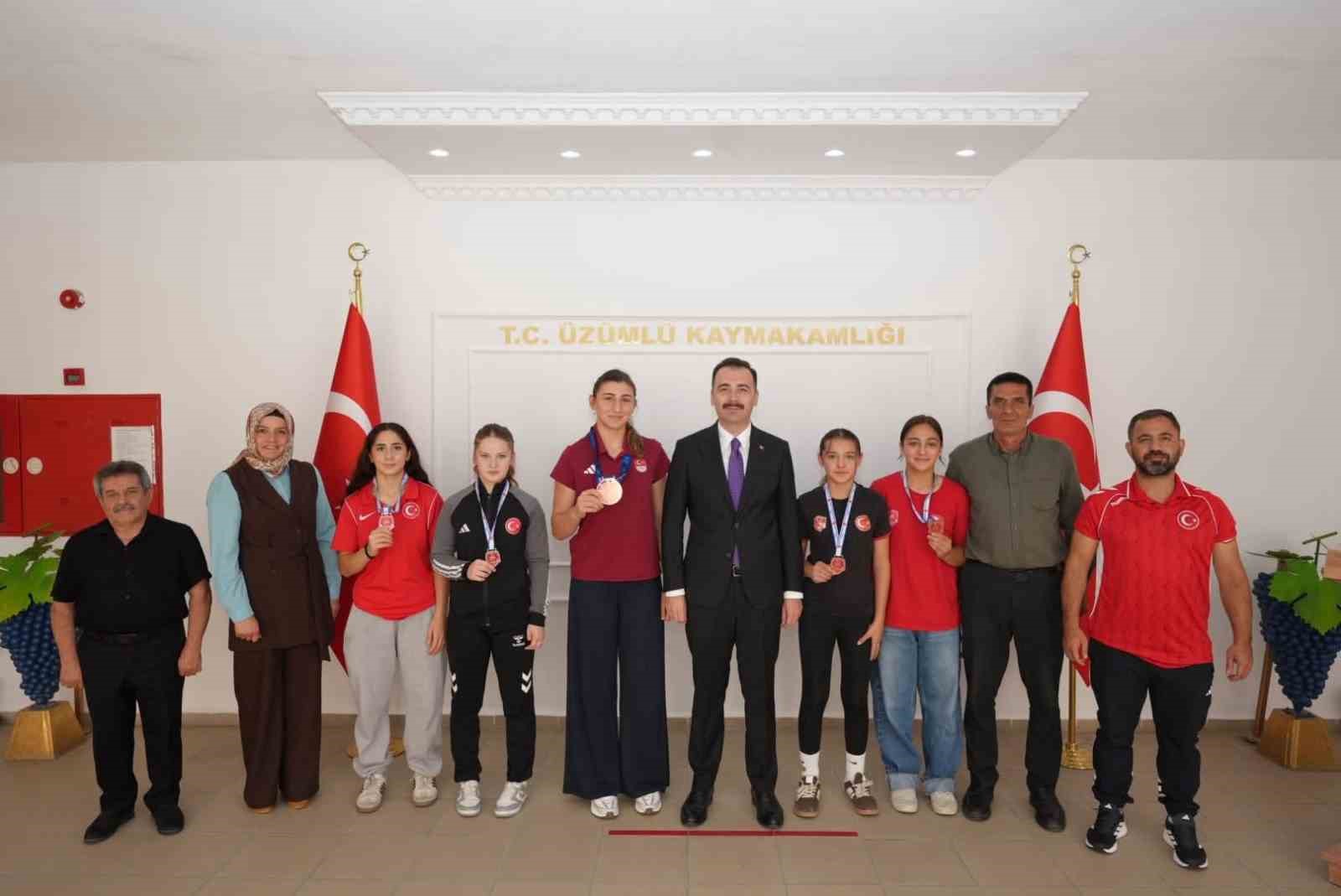 uzumlu-de-basarili-gurescilerden-kaymakam-hokelekli-ye-ziyaret