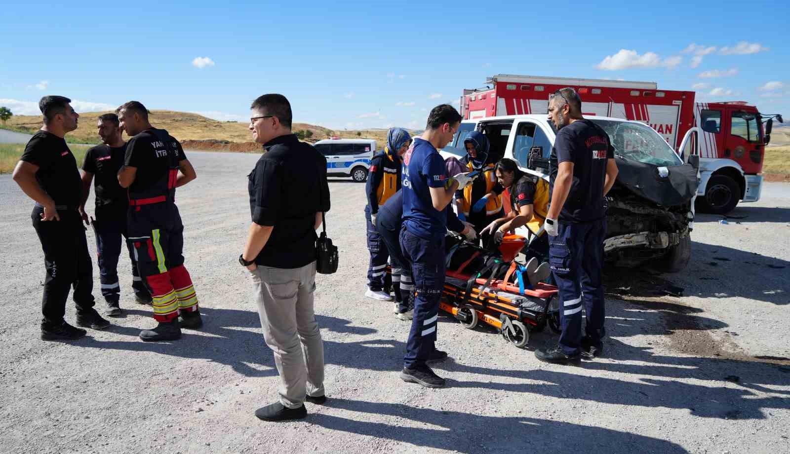 kirikkale-de-minibus-ile-otomobil-carpisti-1-i-agir-6-yarali