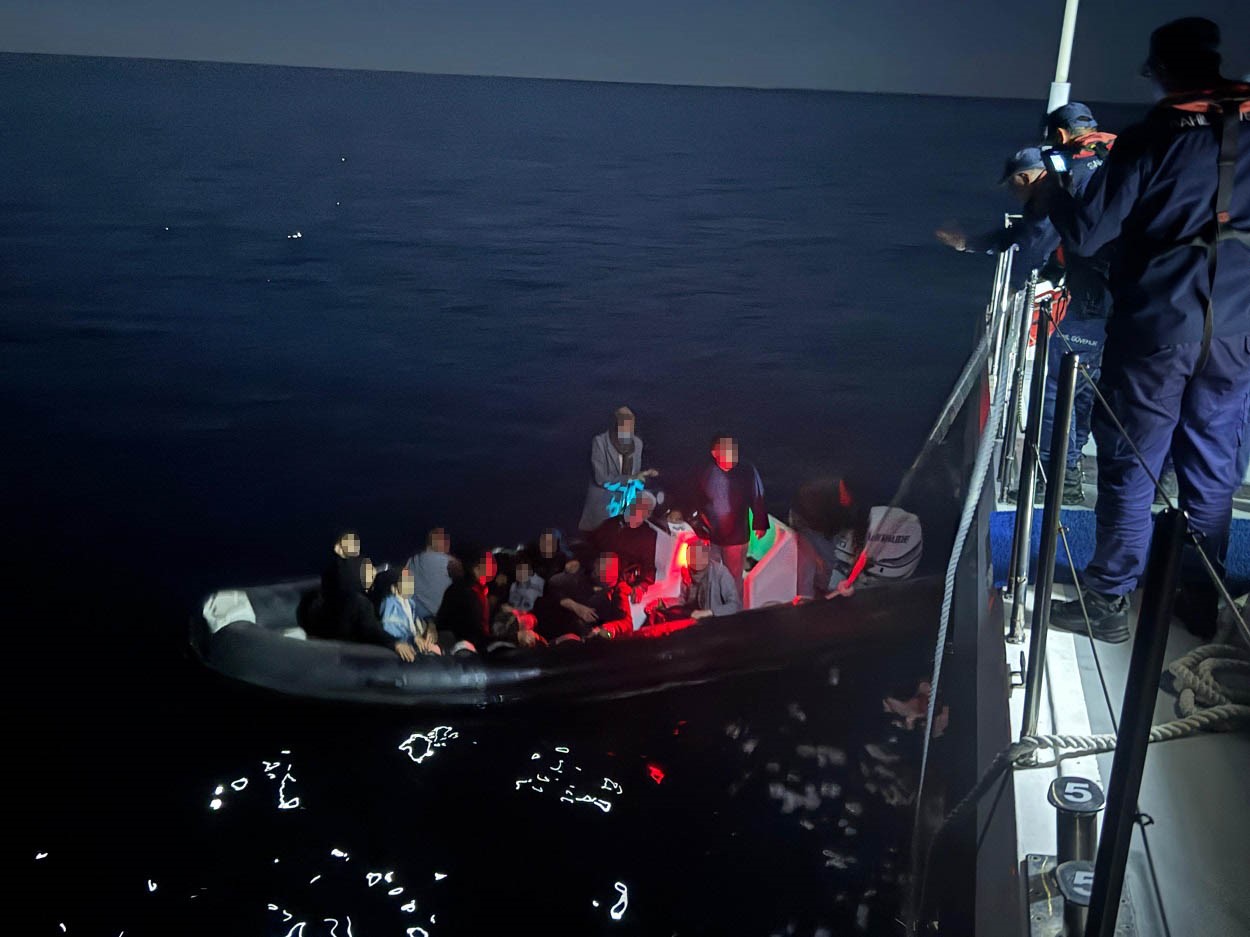 canakkale-de-arizalanan-lastik-botla-suruklenen-14-kacak-gocmen-kurtarildi