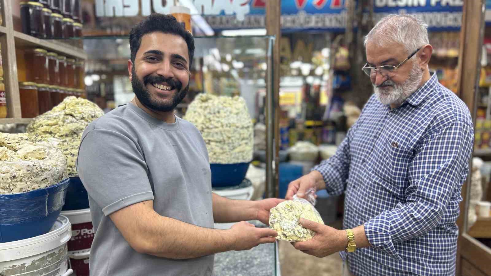 van-in-meshur-otlu-kup-peyniri-tezgahlardaki-yerini-almaya-basladi