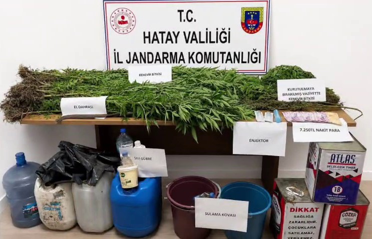 dinlenme-tesisine-terk-edilmis-halde-birakilan-otomobildeki-3-siringa-zehir-tacirini-ele-verdi