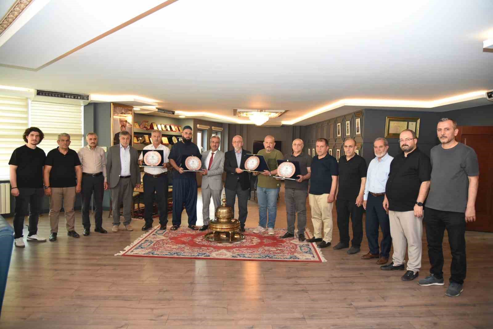 elazig-ticaret-borsasi-nda-emek-veren-meclis-uyelerine-tesekkur-plaketi