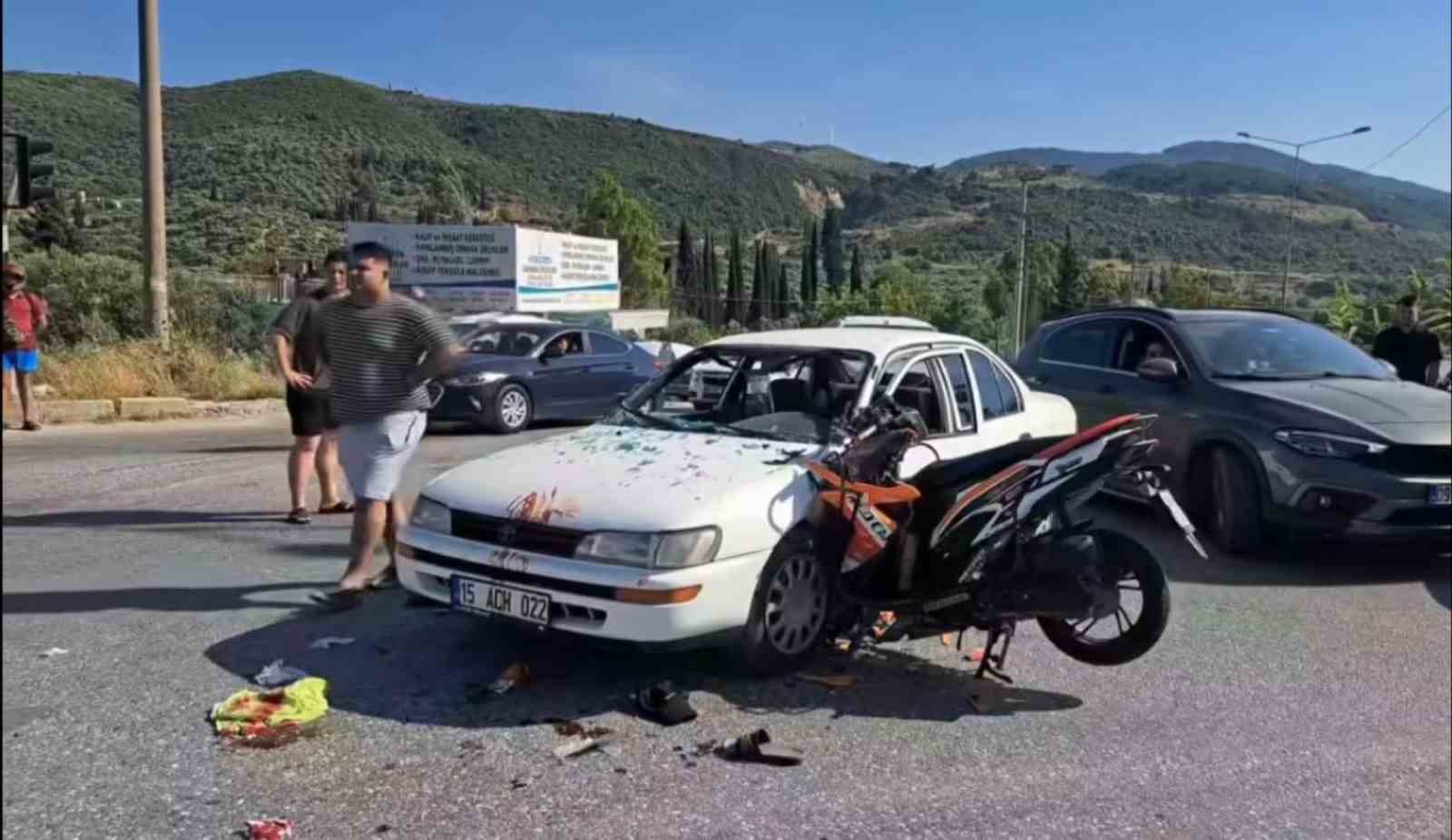 motosiklet-otomobile-ok-gibi-saplandi