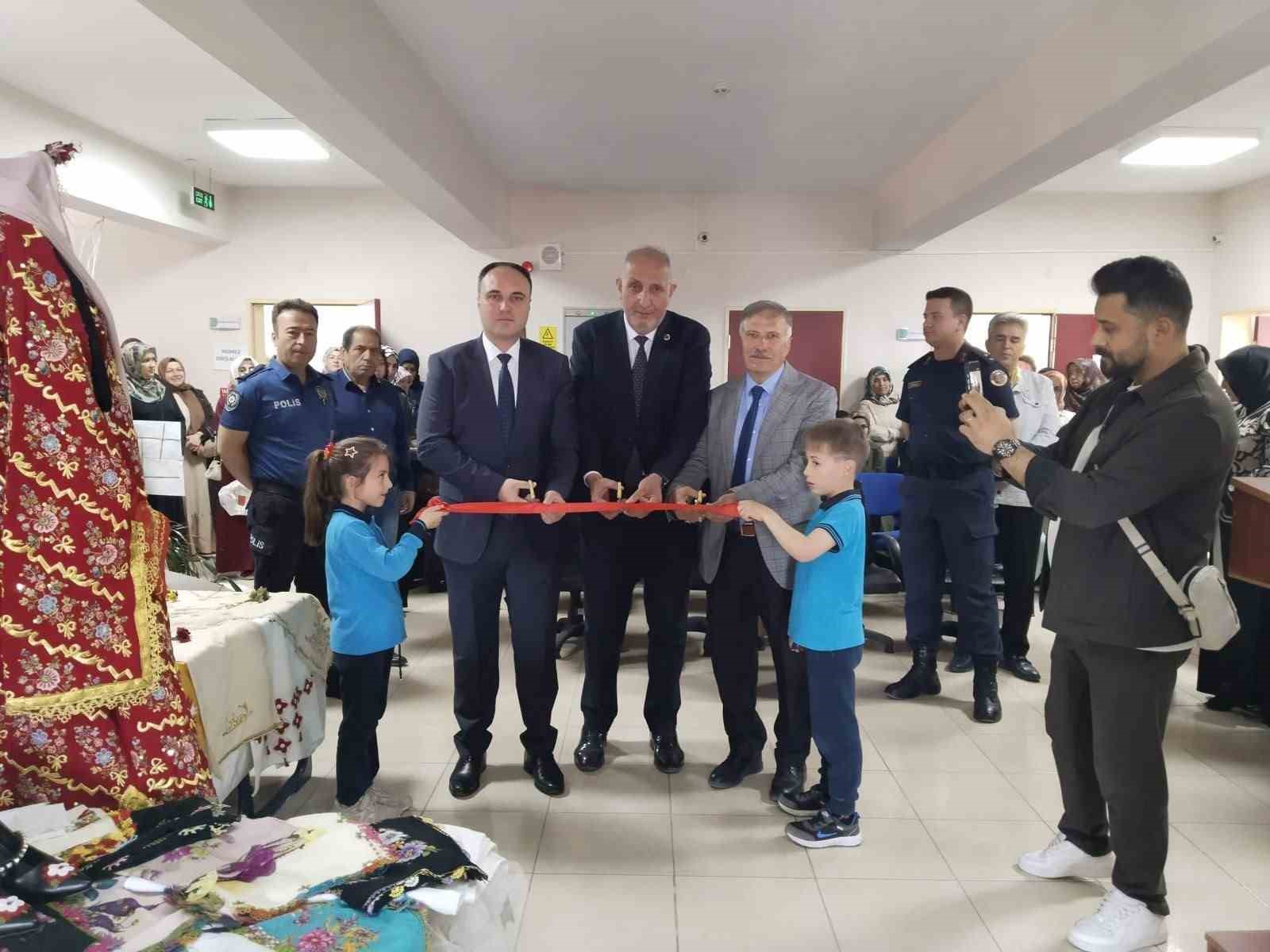 aslanapa-da-yilsonu-sergisi-acildi