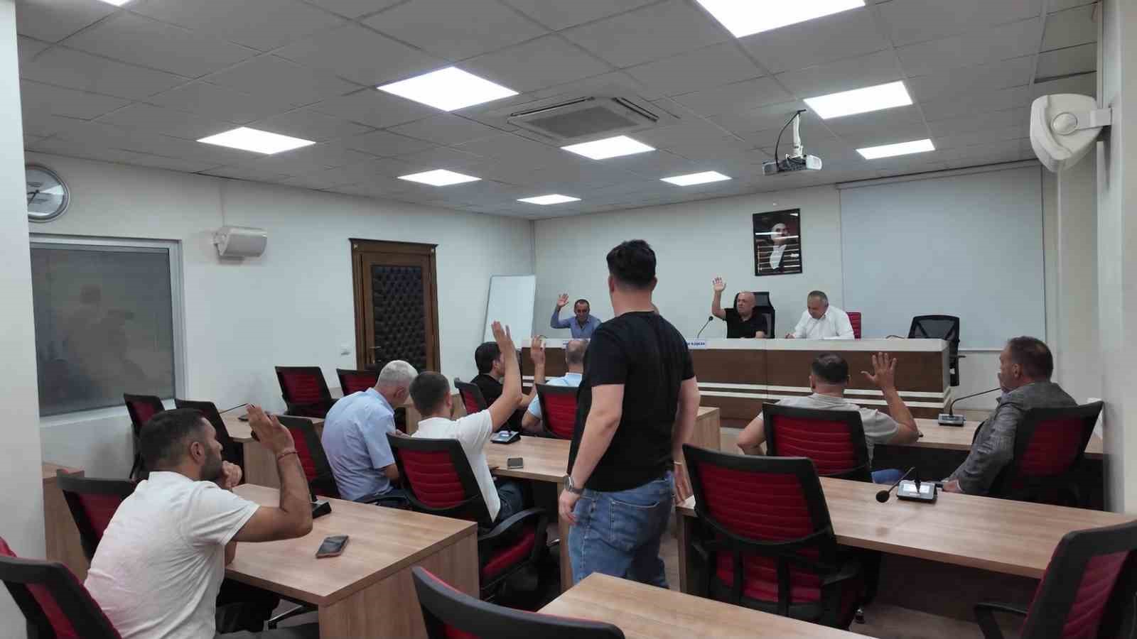 honaz-belediye-meclis-toplantisinda-yeni-parti-koltuklari-bos-kaldi