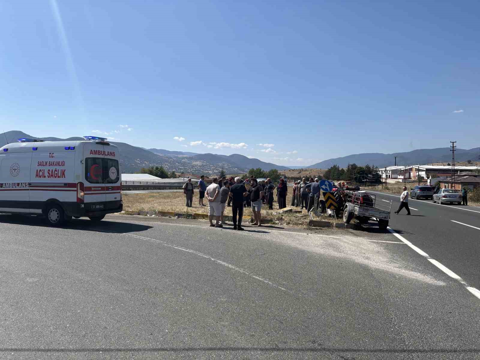 kastamonu-da-traktor-ile-otomobil-carpisti-9-yarali