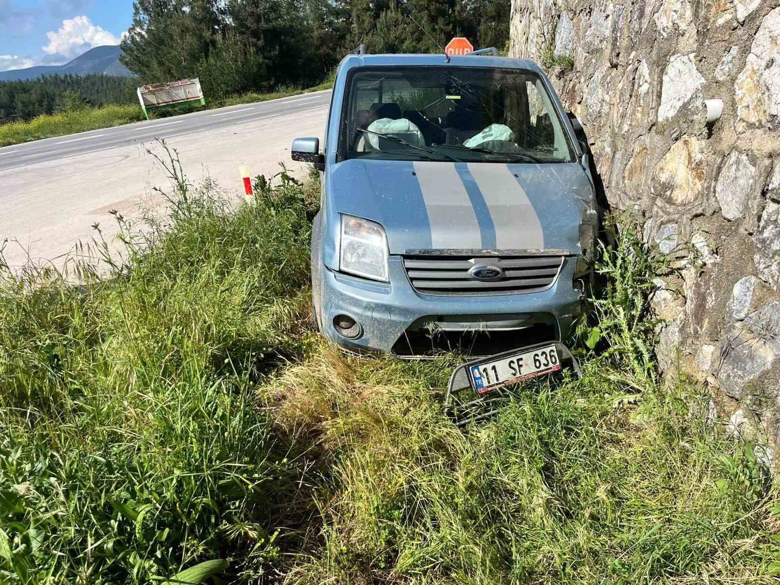 direksiyon-hakimiyetini-kaybeden-otomobil-surucusu-istinat-duvarina-carpti-1-yarali