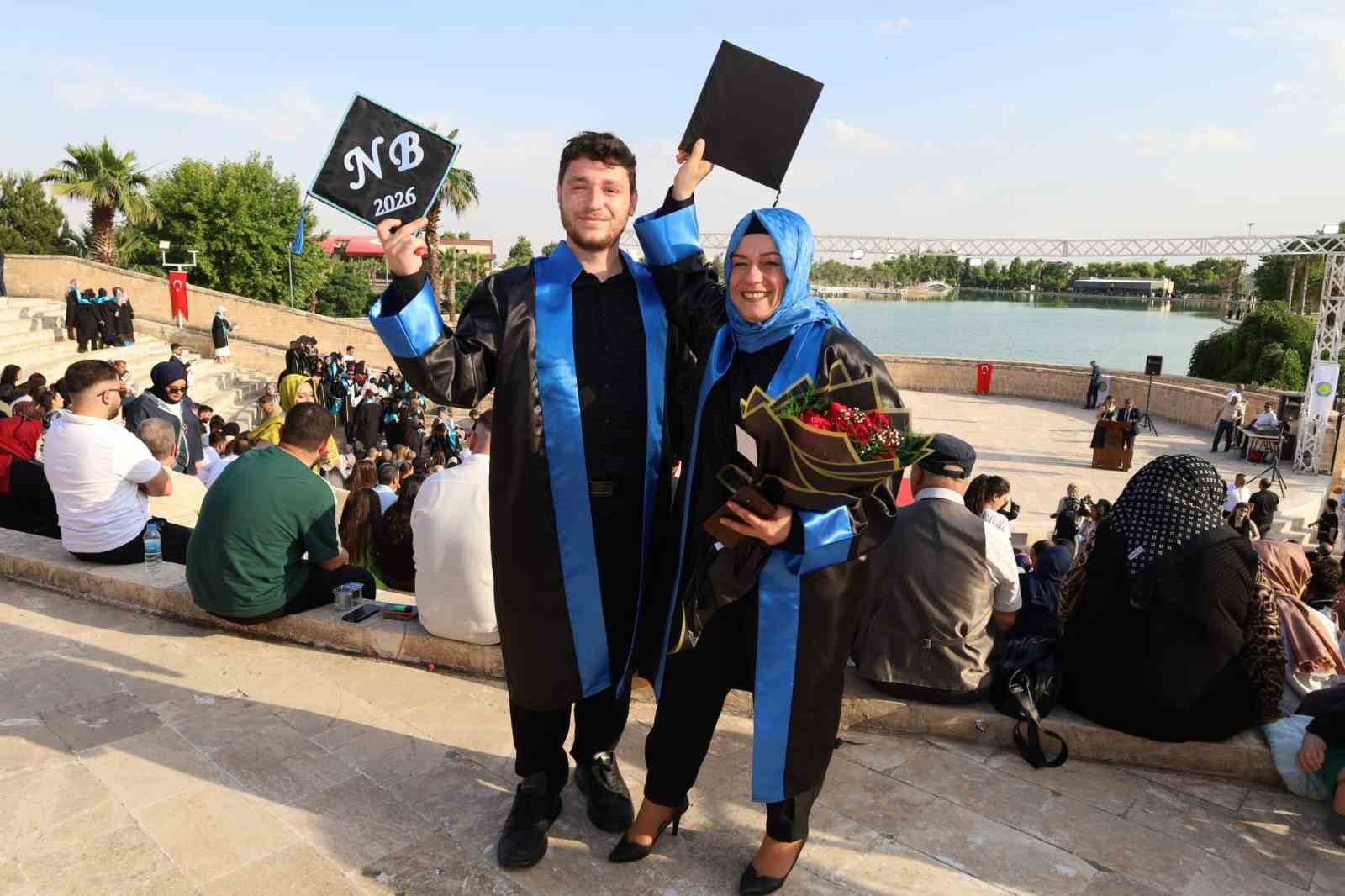 anne-ile-oglu-ayni-siradan-mezun-oldu