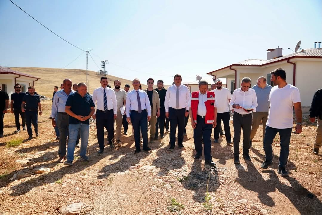 darende-de-ogretmenevi-kutuphane-ve-deprem-konutlari-incelendi