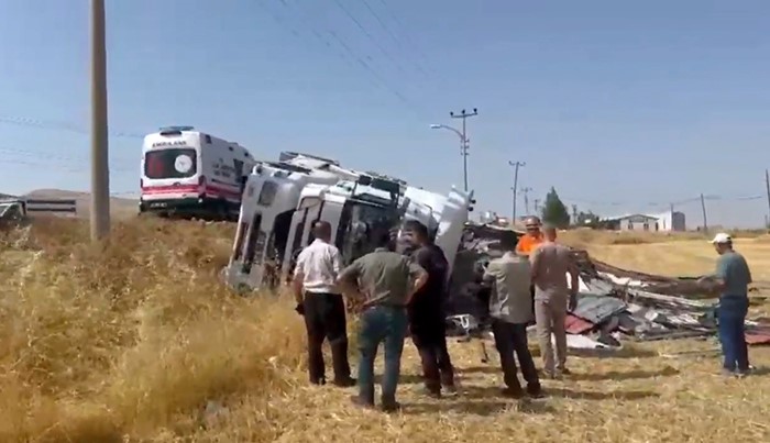 elazig-da-kamyon-yat-yatti-faciadan-donuldu