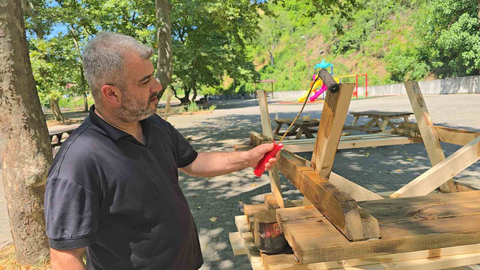 yenice-belediye-baskani-karakas-iscileri-dinlendirdi-kendisi-calisti
