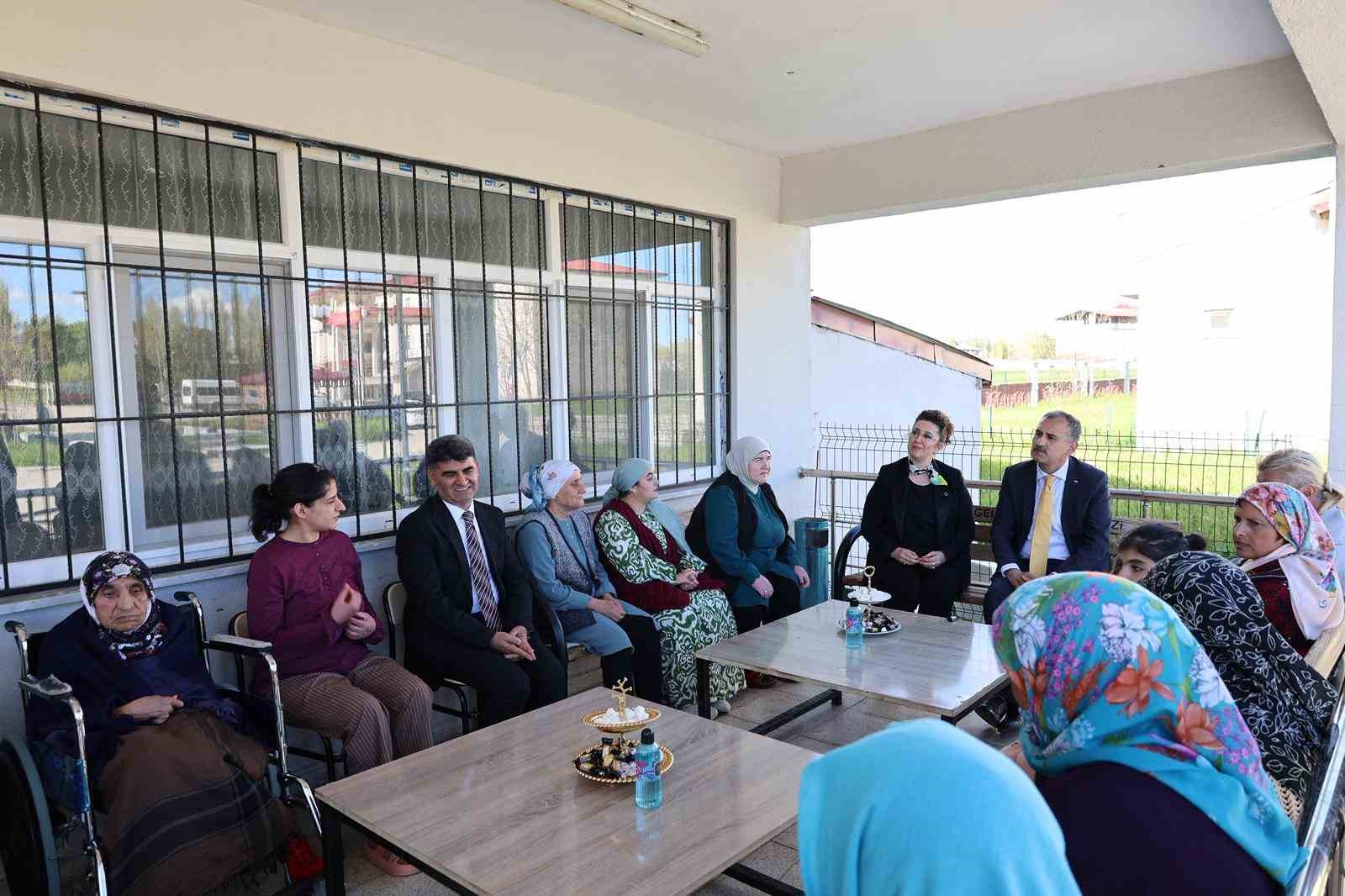 agri-valisi-bozkurt-tan-bayramda-sehit-aileleri-gazi-cocuklar-ve-huzurevi-sakinlerine-ziyaret