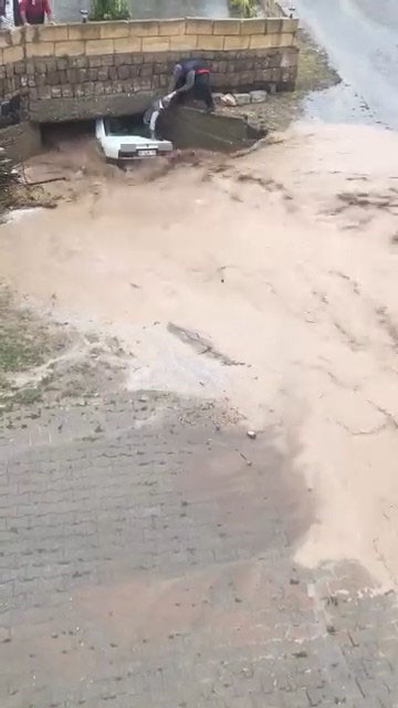 urgup-te-saganak-sele-neden-oldu-aracta-mahsur-kalanlar-arka-camdan-kurtarildi