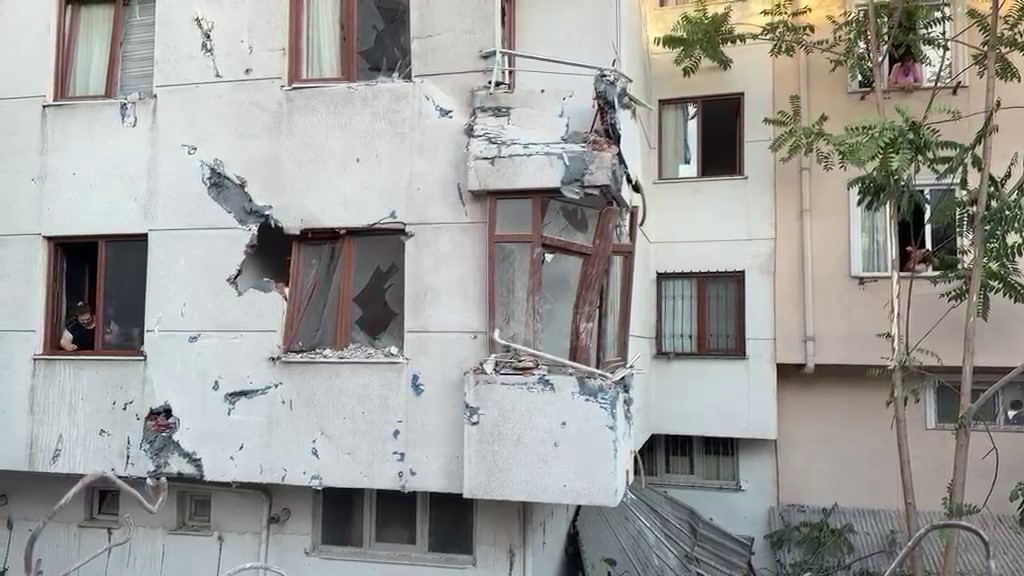 kucukcekmece-de-yikimi-yapilan-binanin-duvari-yan-apartmanin-uzerine-devrildi