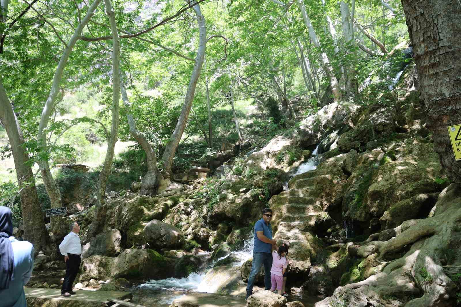 kuruyan-selale-yeniden-cagladi-adanalilar-sicaktan-obruk-selalesi-ne-akin-etti