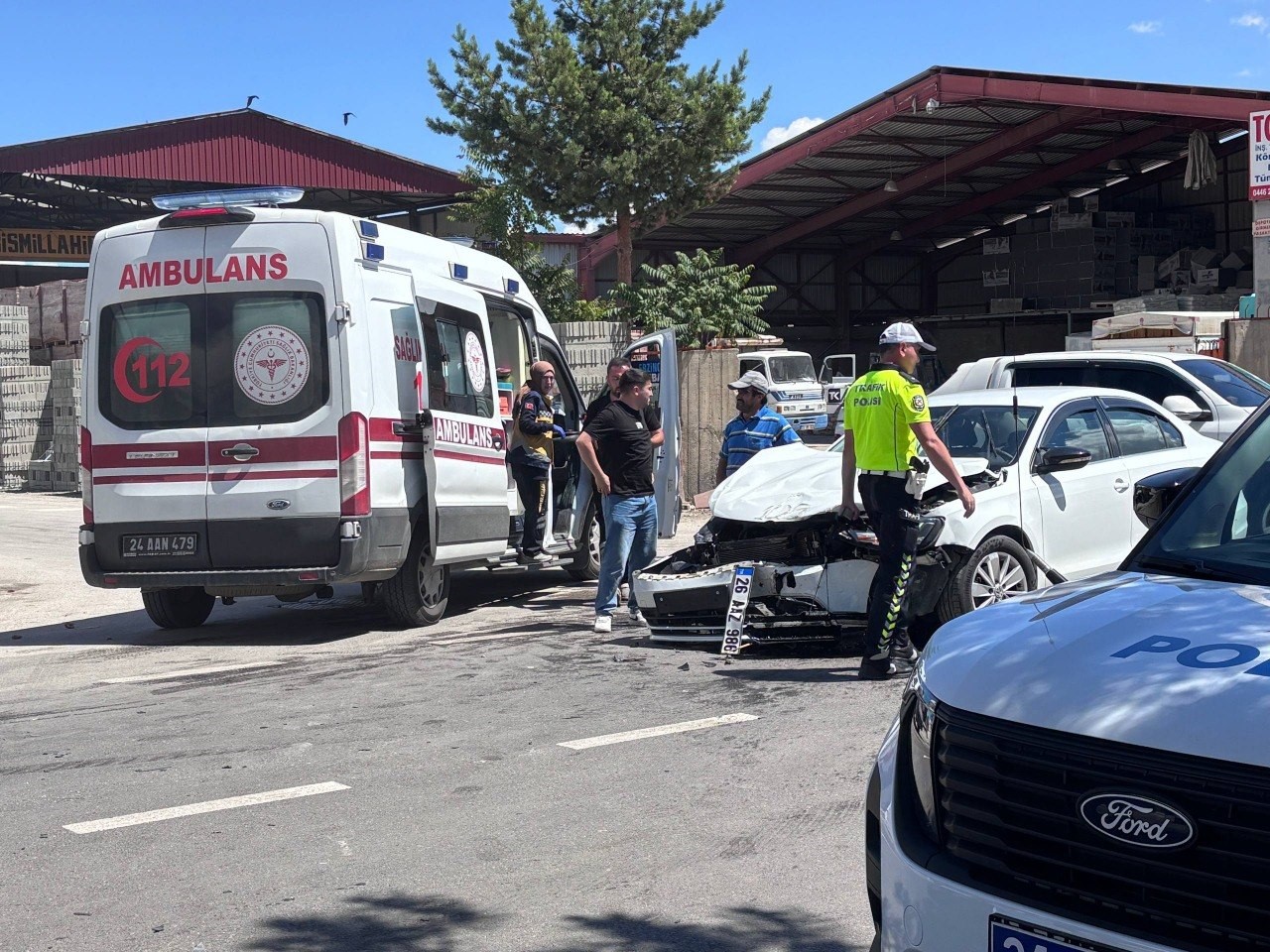 erzincan-da-3-aracli-trafik-kazasi-guvenlik-kamerasina-yansidi