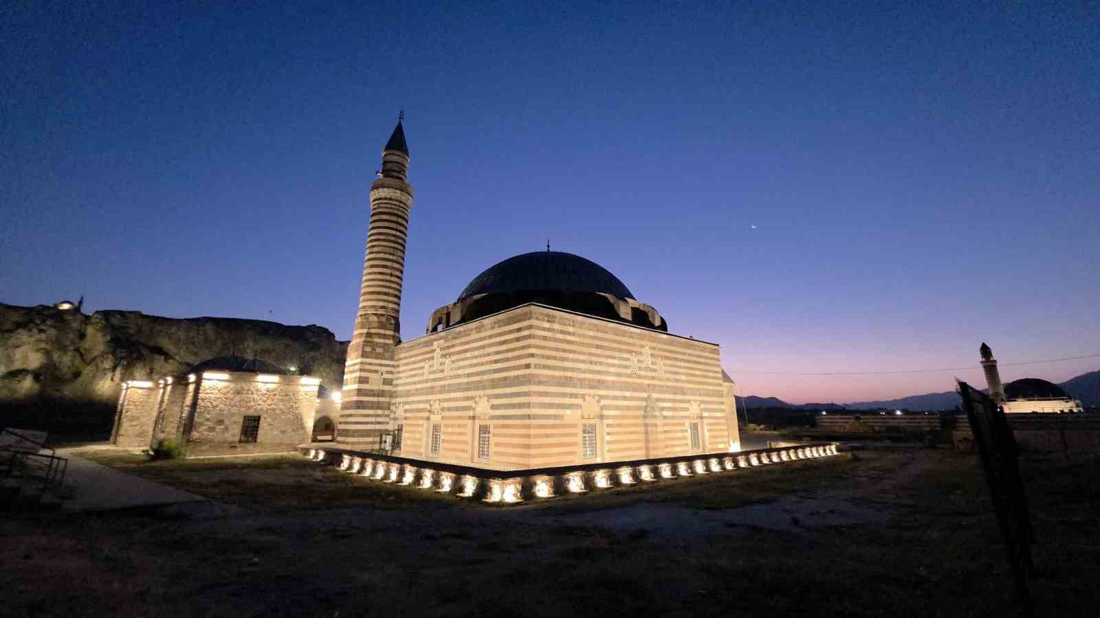 van-semalarinda-hilal-ay-ve-mars-tarihi-camilerle-ayni-karede