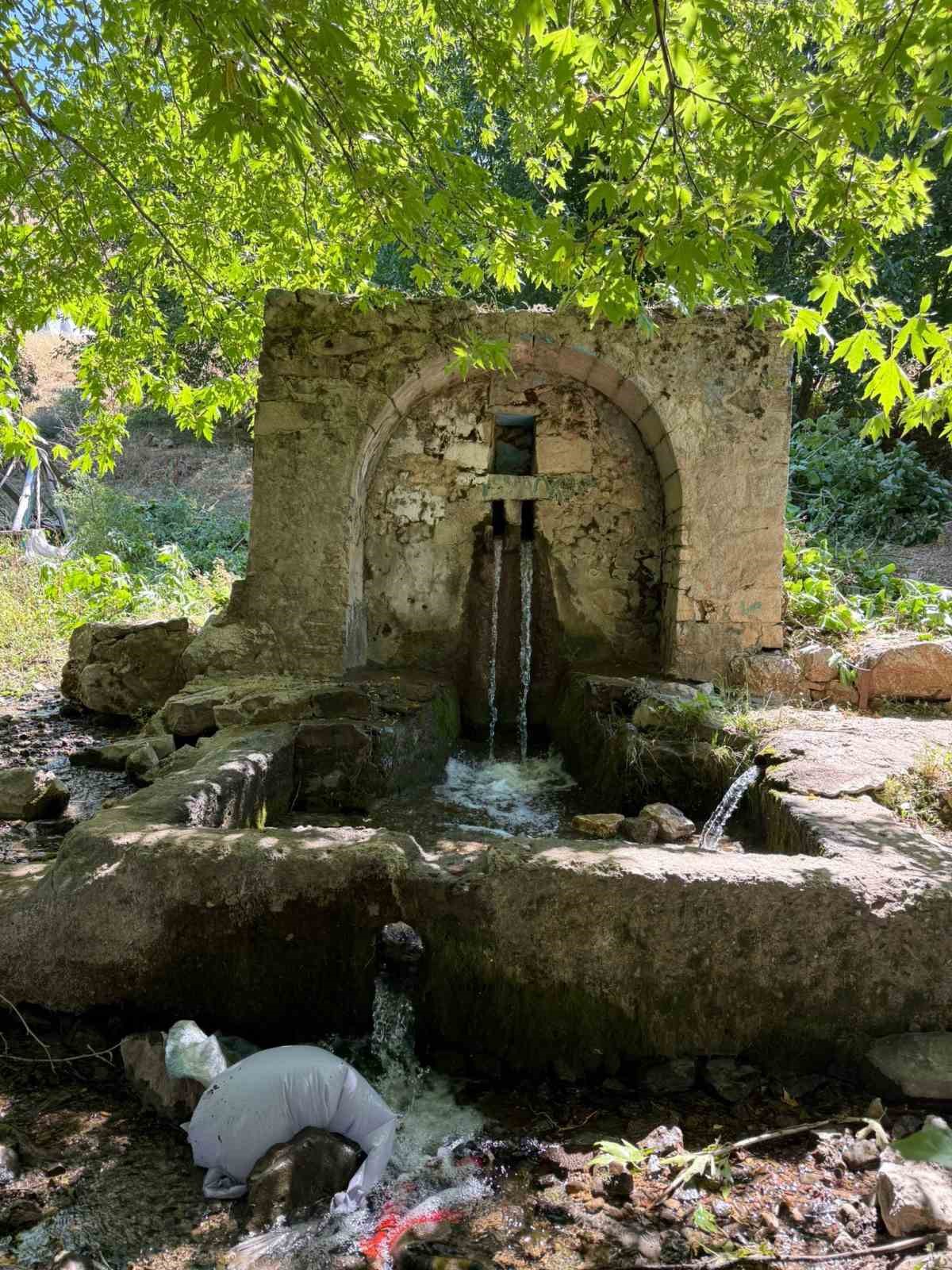 diyarbakir-da-tarihi-cesme-harabeye-dondu