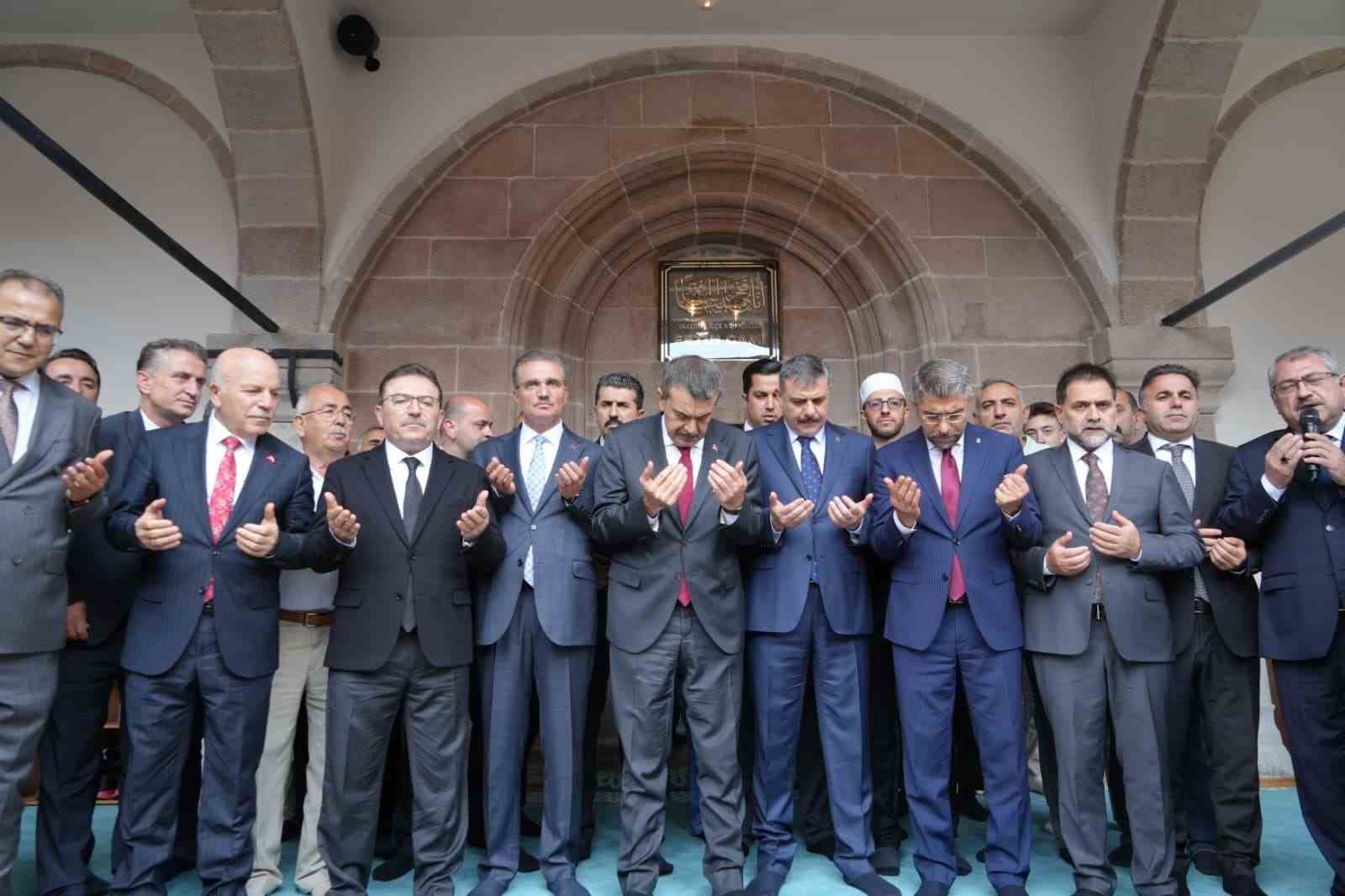 tarihi-fetih-camii-restorasyonun-ardindan-ibadete-acildi