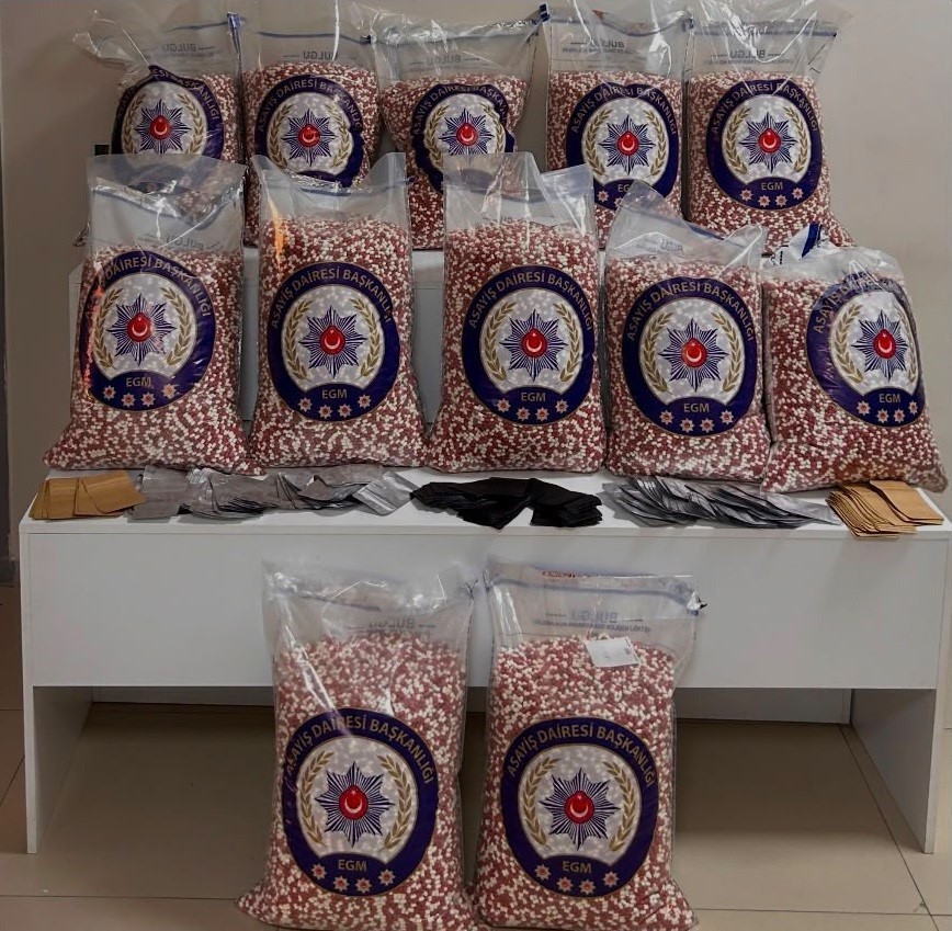 once-taksi-sonra-eve-baskin-280-bin-uyusturucu-hap-ele-gecirildi