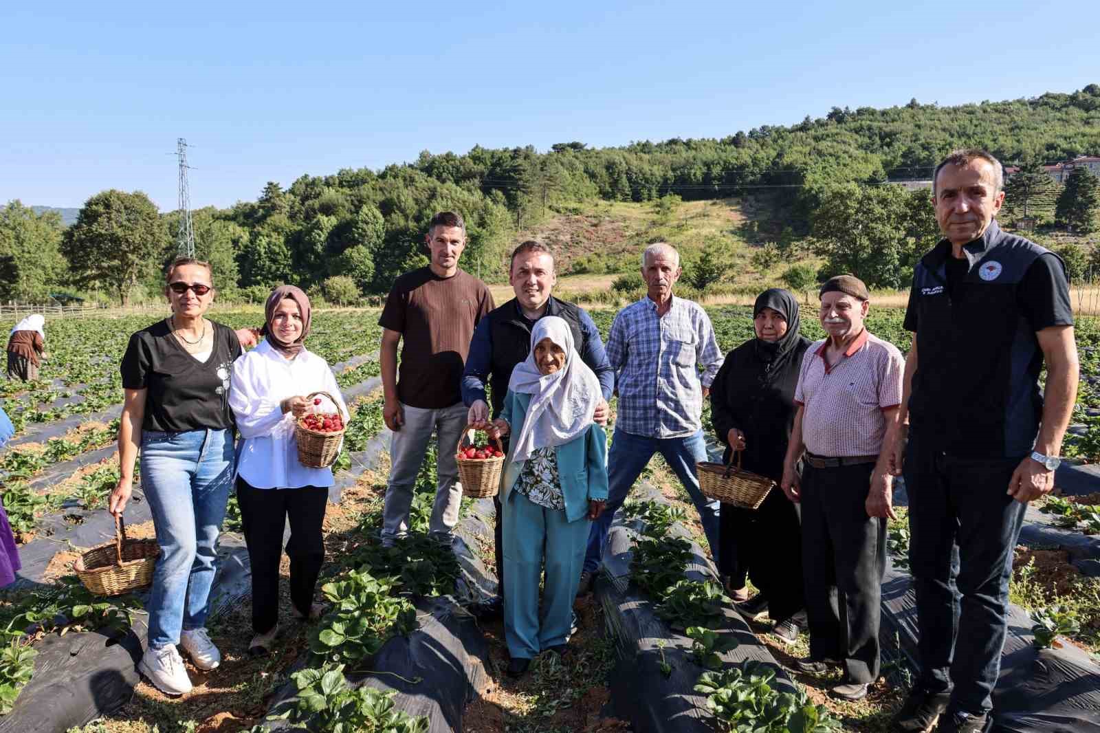 vali-sozer-huzurevi-sakinleriyle-cilek-hasadi-yapti