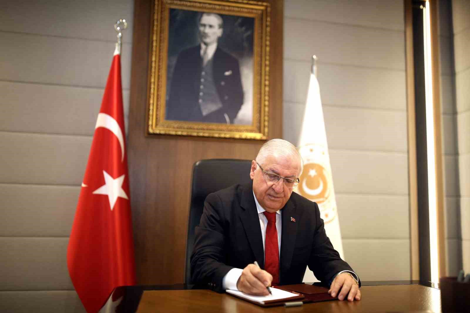 bakan-guler-babalar-karsiliksiz-sevgileriyle-cocuklarinin-sigindigi-guvenli-bir-limandir