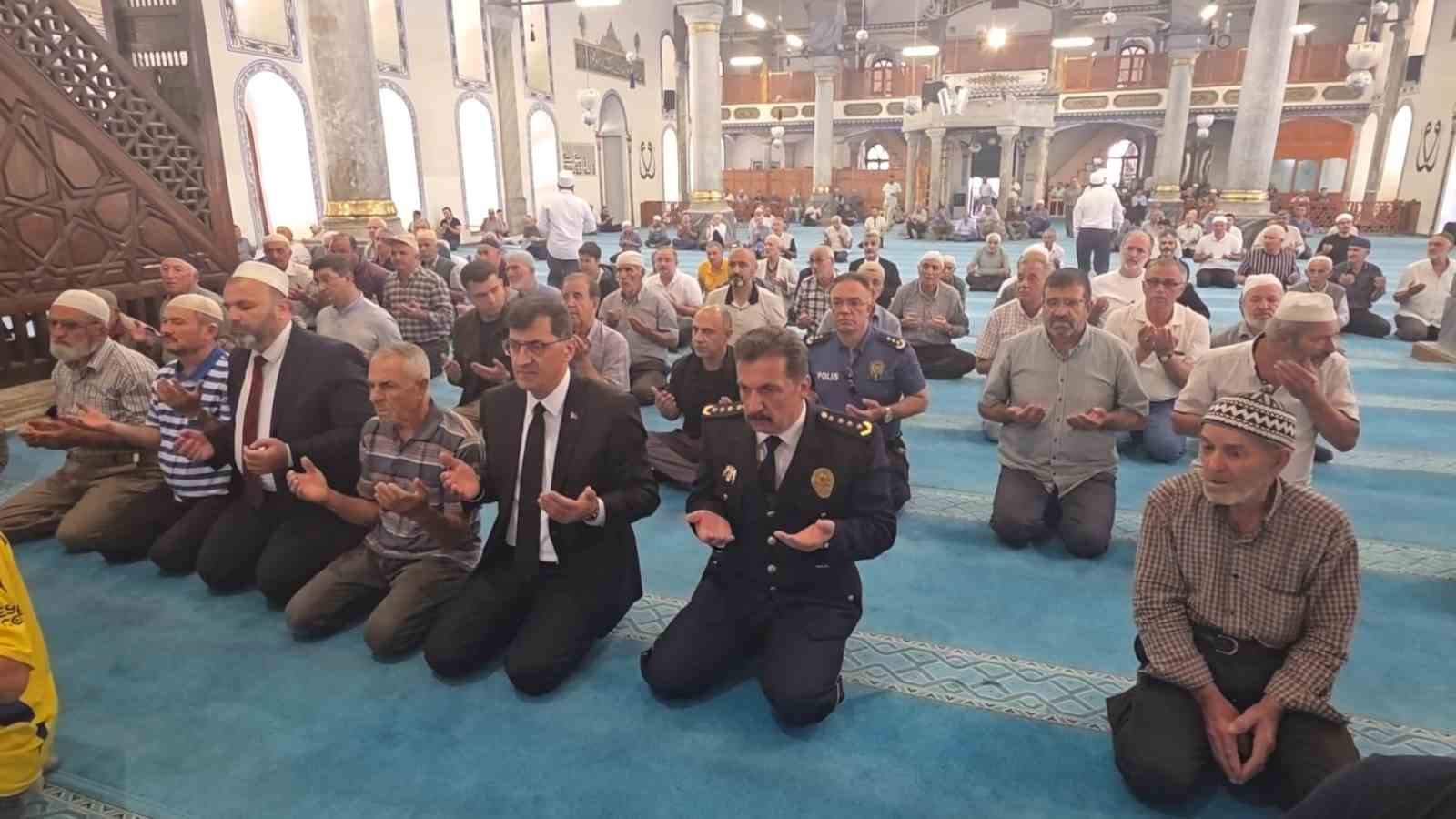 kutahya-ulu-camii-nde-15-temmuz-sehitleri-icin-2-bin-530-hatmin-duasi-yapildi