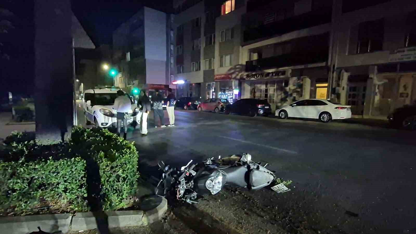 kasisten-capraz-gecmek-isteyen-otomobile-motosiklet-carpti-2-yarali