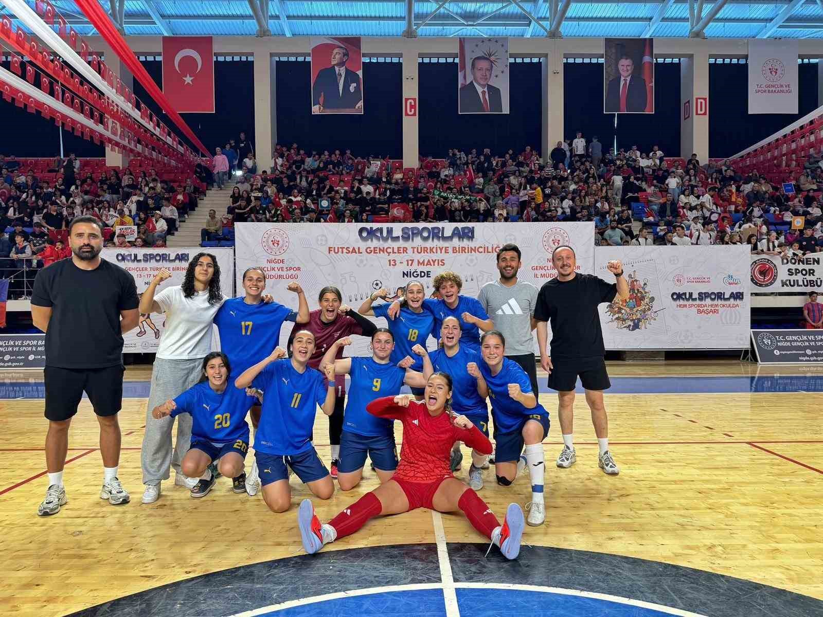 asiye-agaoglu-anadolu-lisesi-kiz-futsal-takimi-3-uncu-kez-turkiye-sampiyonu-oldu