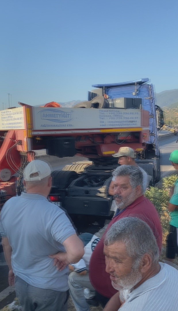 hatay-da-devrilen-tir-yolu-trafige-kapatti-uzun-arac-kuyrugu-olustu
