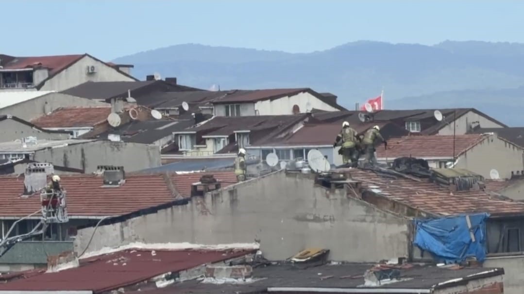 sultangazi-de-cati-tadilati-sirasinda-yangin-cikti-bir-vatandas-yangina-su-dokerek-mudahale-etti