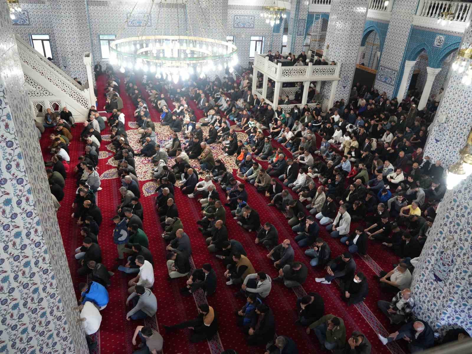 bayram-namazinda-ilk-saf-igdir-da-tutuldu