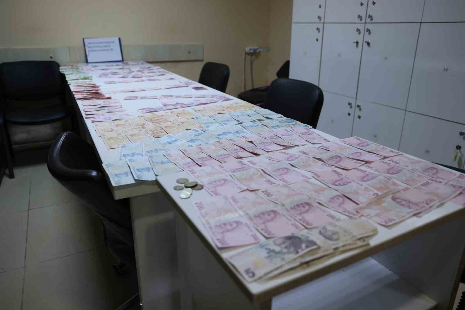 antalya-da-yakalanan-dilencinin-uzerinden-17-bin-tl-cikti