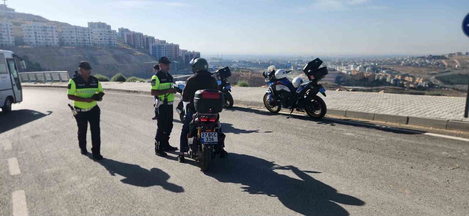 jandarma-ekipleri-motosiklet-ve-okul-servislerine-yonelik-denetimlerini-artirdi