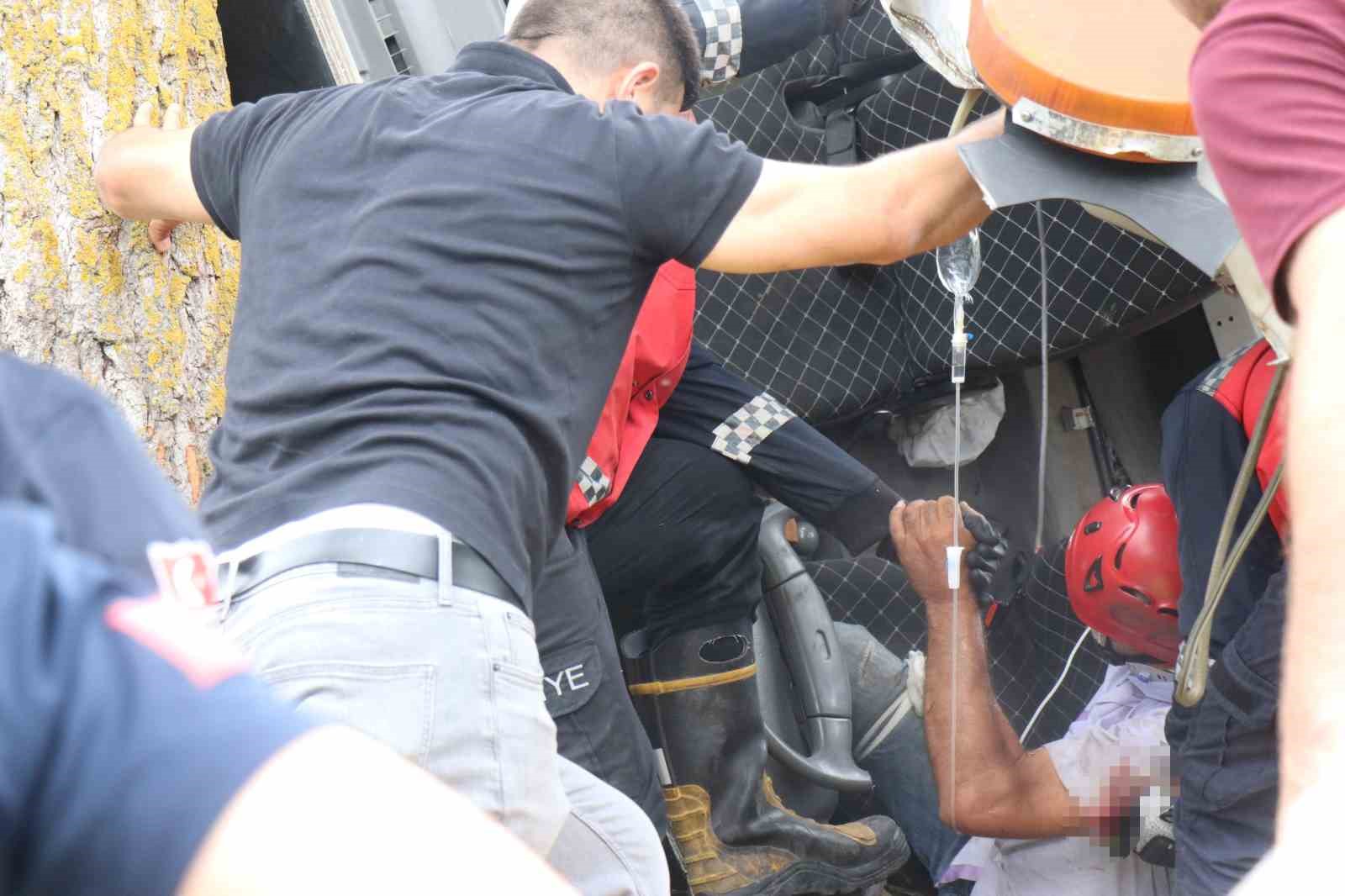 devrilen-cekicide-sikisan-surucu-icin-ekipler-seferber-oldu